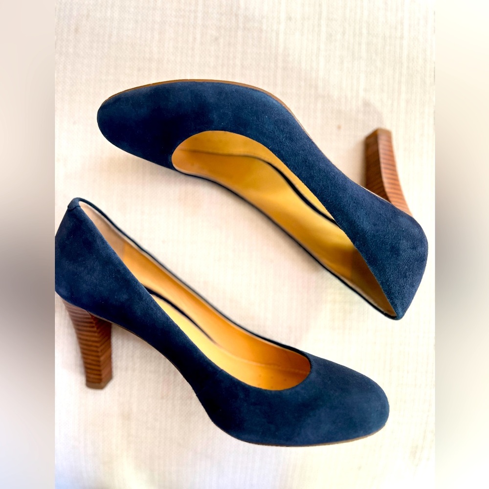 GEOX Respira Suede Heeled Pump Size 7 Navy Italian Patent ( Pre-loved)